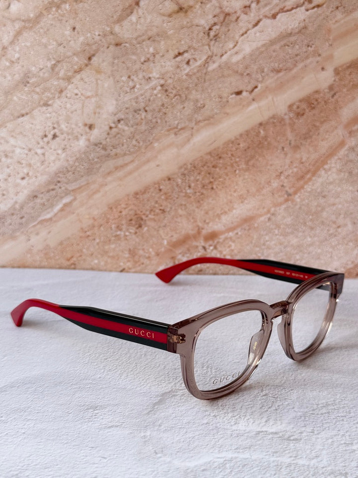 Monturas estilo ojo de gato Gucci GG1334O en negro 