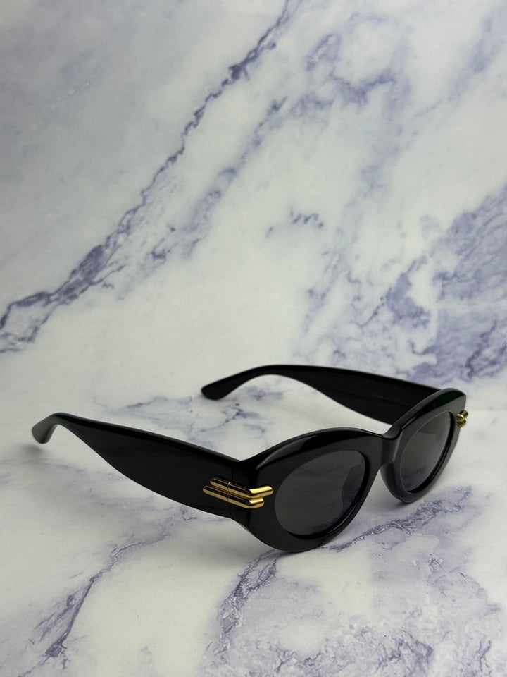 Gafas de sol tipo ojo de gato en negro BV1101/S de Bottega Veneta
