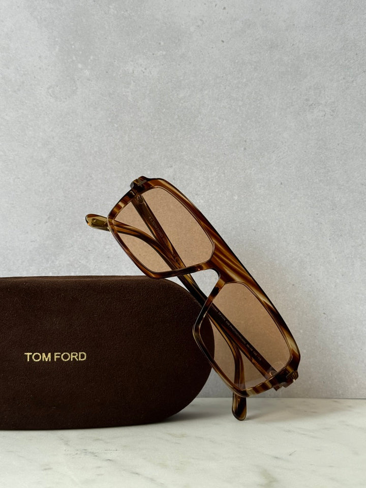 Aviator sunglasses with tortoise frame and brown lenses, TOM FORD case