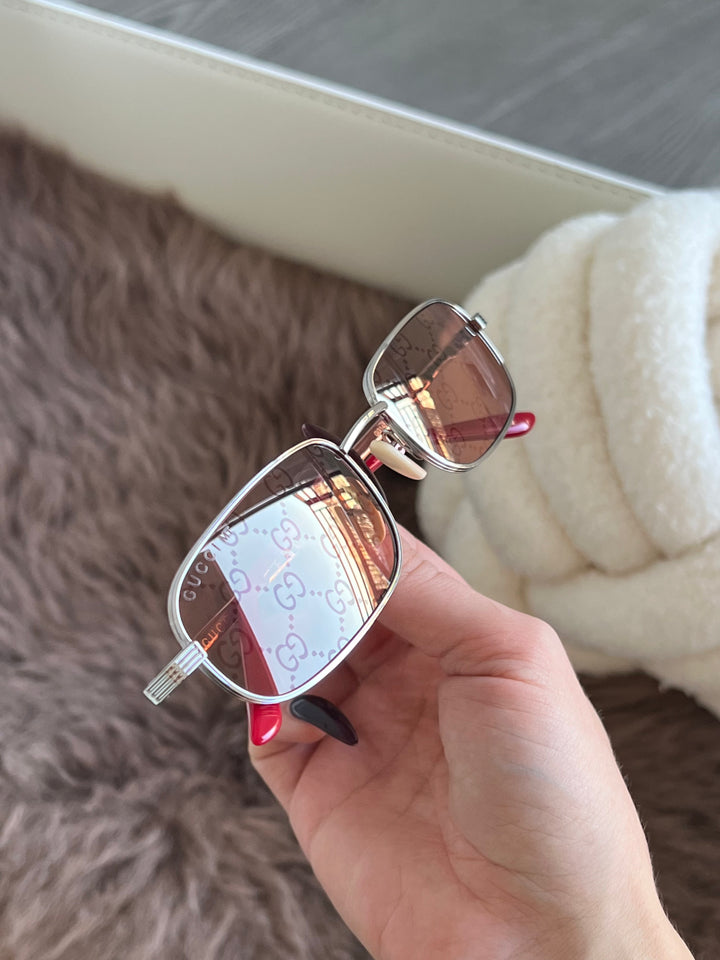 Gucci GG1457S Gafas de sol de metal con lentes con logo rojo