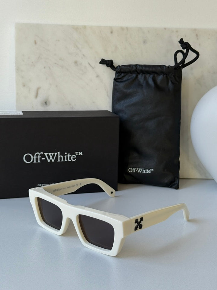 White square sunglasses with dark lenses, Off-White logo, with storage pouch