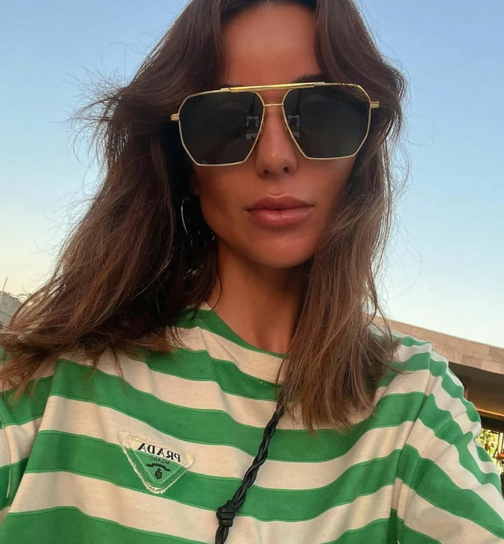 Bottega Veneta BV1012S Gafas de sol estilo aviador minimalistas con lentes dorados/verdes