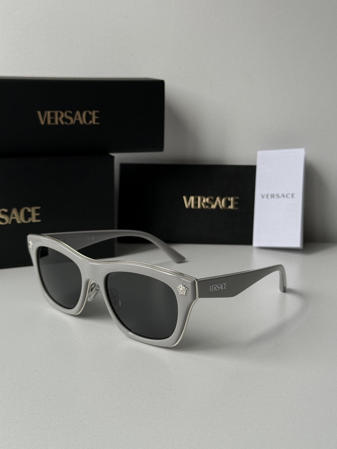 Versace VE2245 Gafas de sol Medusa cuadradas violetas 