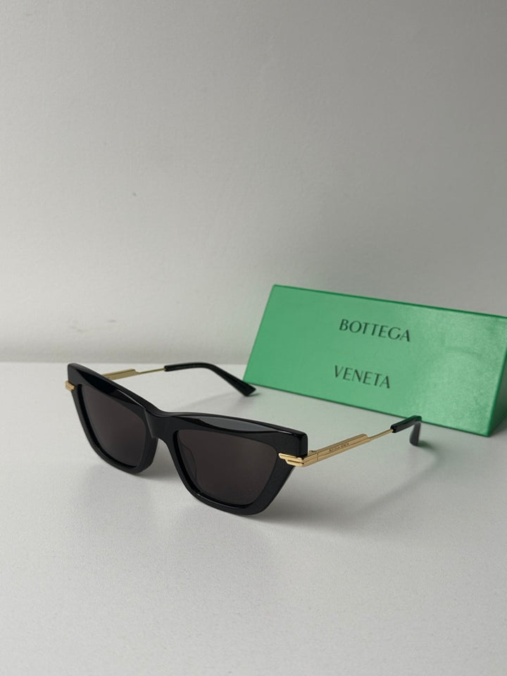 Bottega Veneta BV1012S Gafas de sol estilo aviador minimalistas con lentes rojas