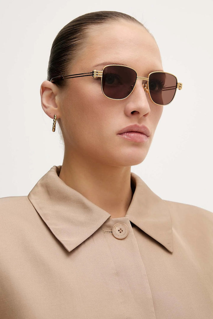 Bottega Veneta BV1012S Gafas de sol estilo aviador minimalistas con lentes rojas