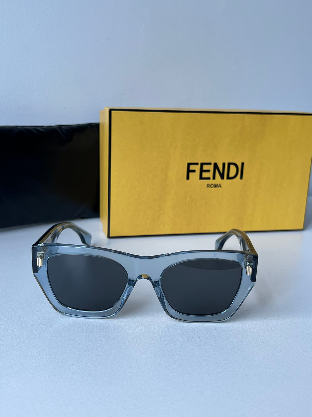 Fendi FE40040U Gafas de sol redondas negras con espejo 