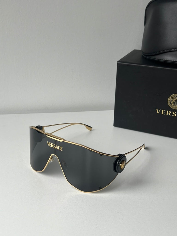 Versace Gafas de sol con escudo VE2258 en negro