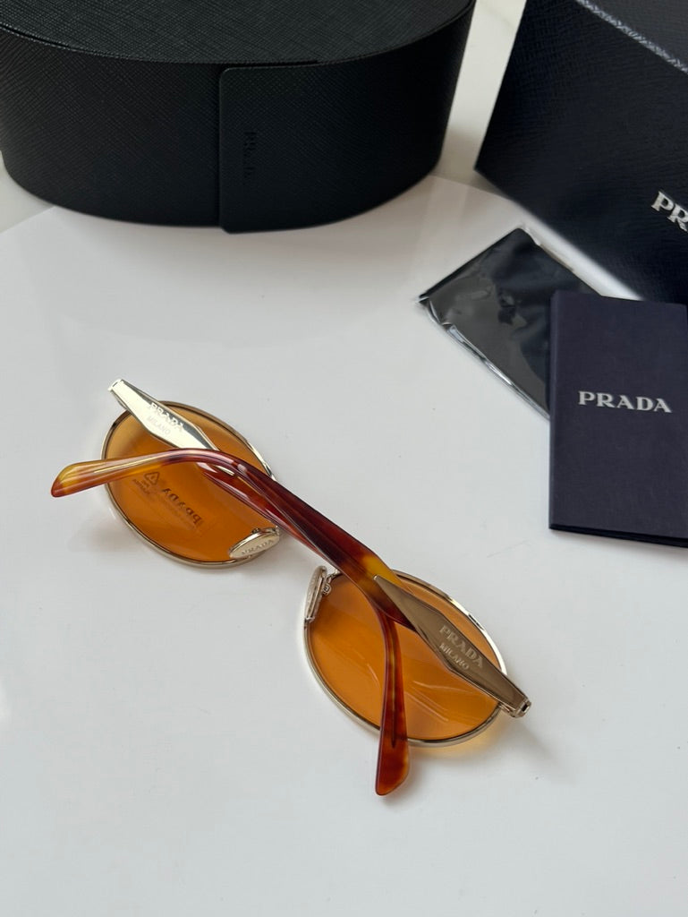 Gafas de sol Prada PR65ZS con lentes naranjas 