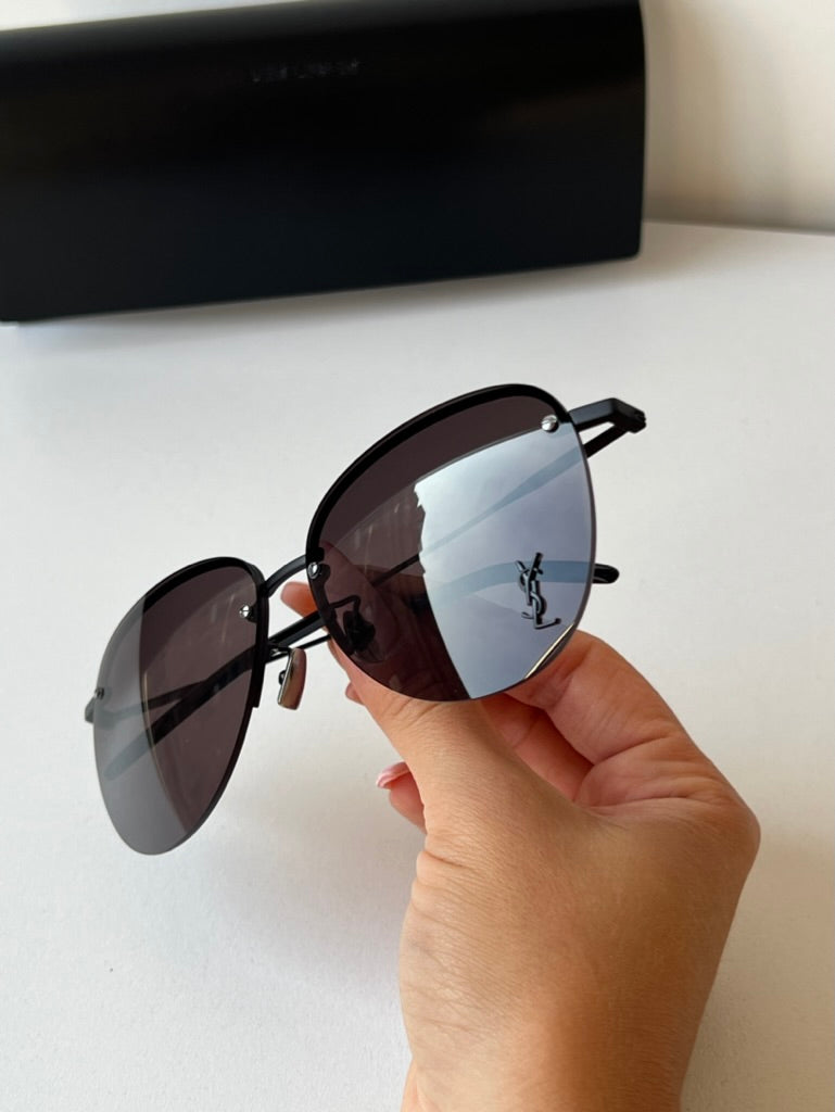 Saint Laurent Gafas de sol redondas con logo metálico en negro SL328/KM