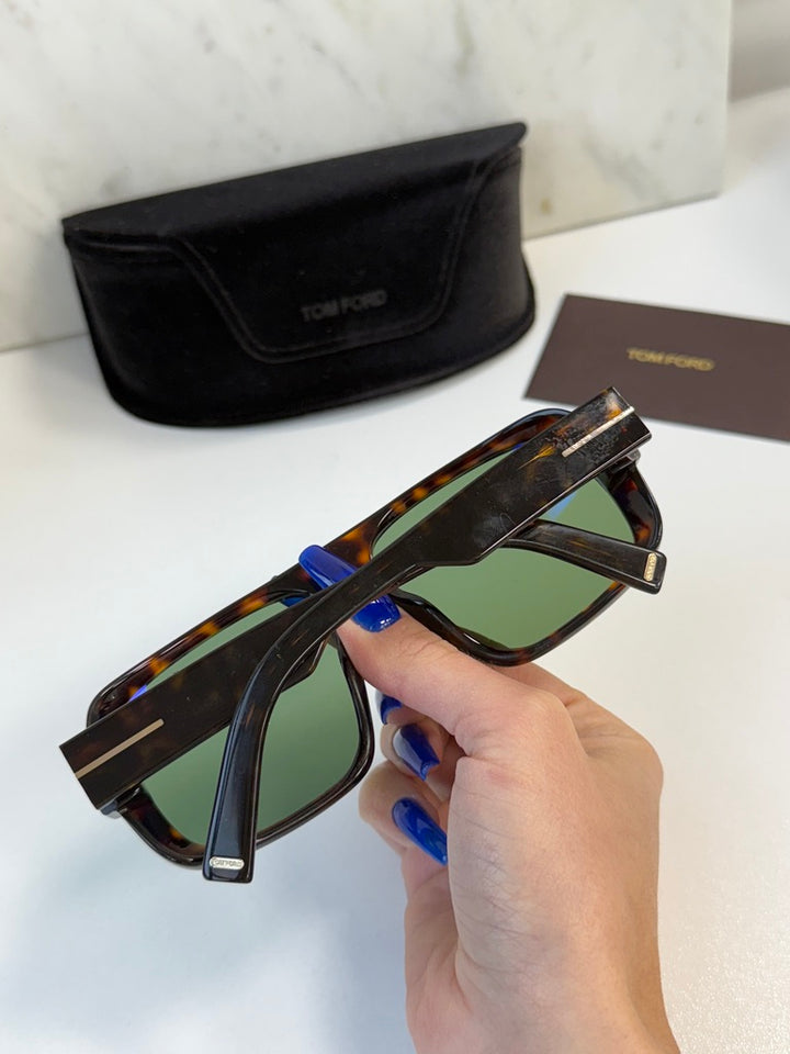 Gafas de sol estilo ojo de gato de metal Elise de Tom Ford en oro rosa