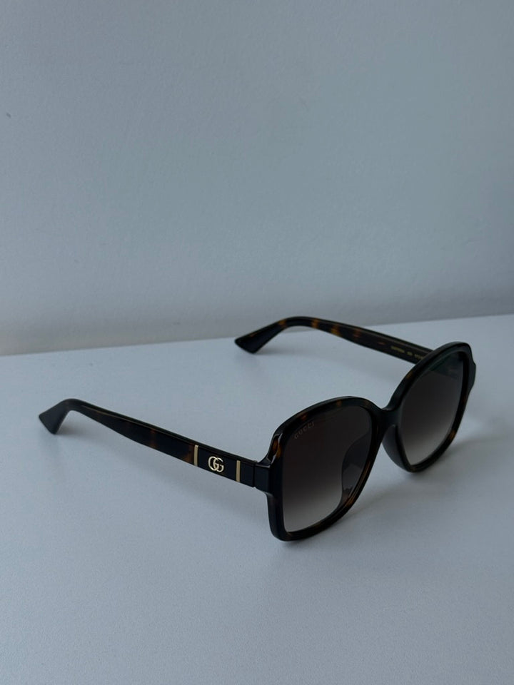 Gafas de sol Gucci GG0765SA Marmont con logo de mariposa y lentes degradados negros