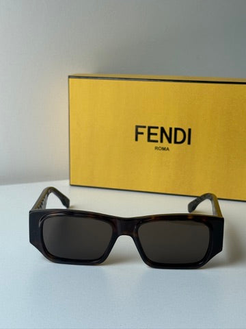 Fendi FE40040U Gafas de sol redondas negras con espejo 