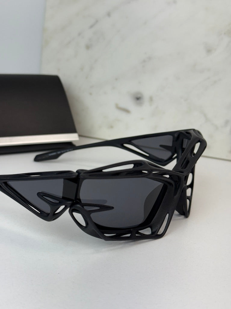 Givenchy GV40081I Cut Mask Sunglasses in Black
