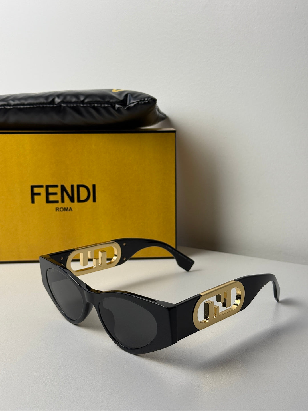 Fendi FE40049I gafas de sol negras con cierre F y ojo de gato 