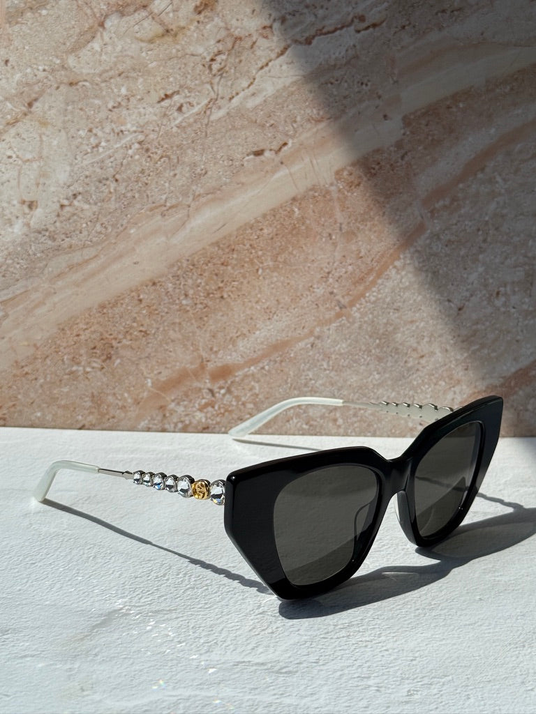 Gucci GG0641S Gafas de sol negras con forma de ojo de gato y cristales 