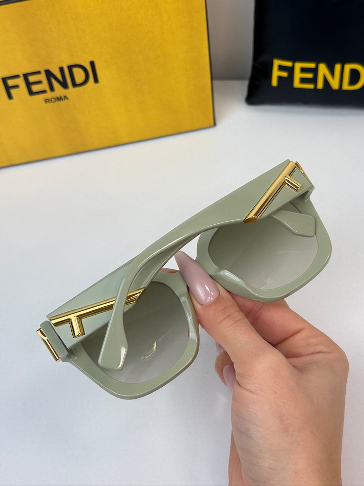 Fendi FE40049I gafas de sol negras con cierre F y ojo de gato 