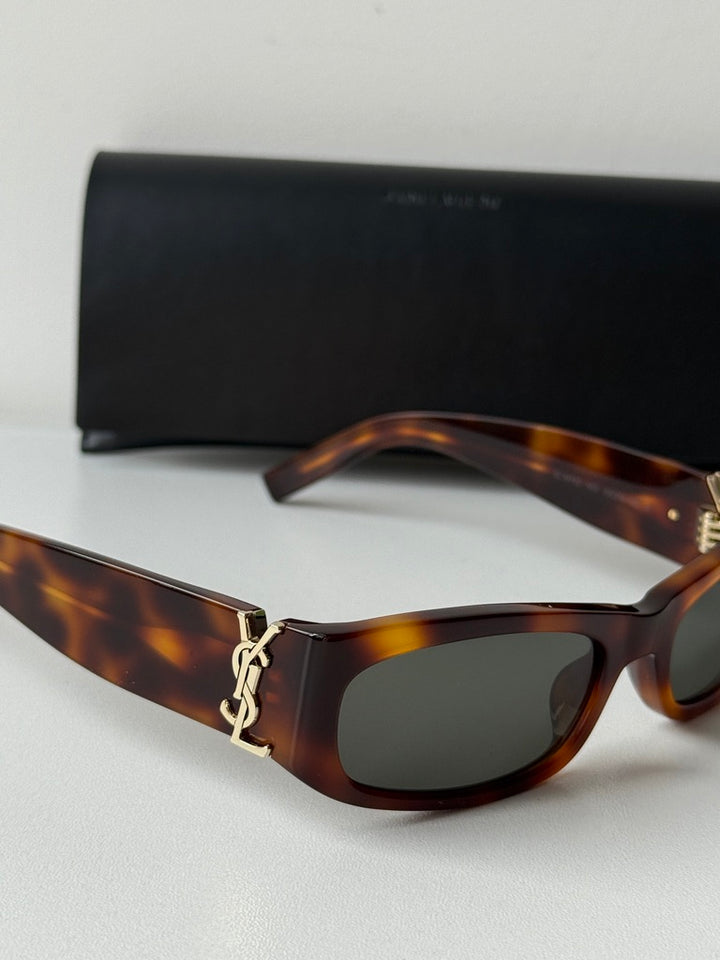 Saint Laurent SLM95/F Gafas de sol estilo ojo de gato con montura gruesa en oro negro