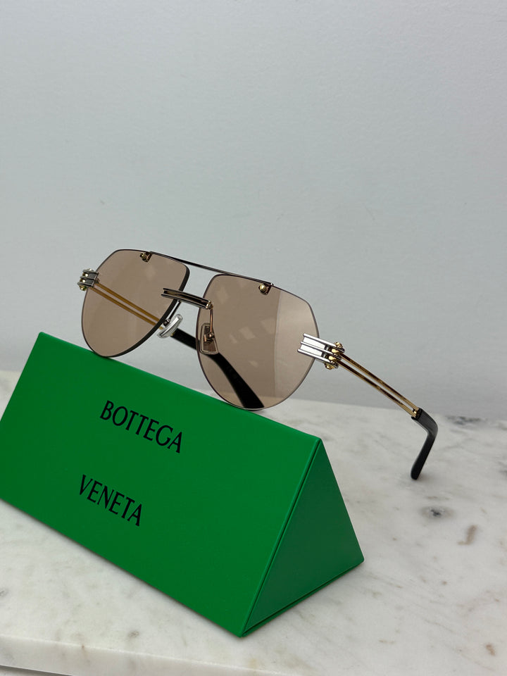 Bottega Veneta BV1012S Gafas de sol estilo aviador minimalistas con lentes rojas