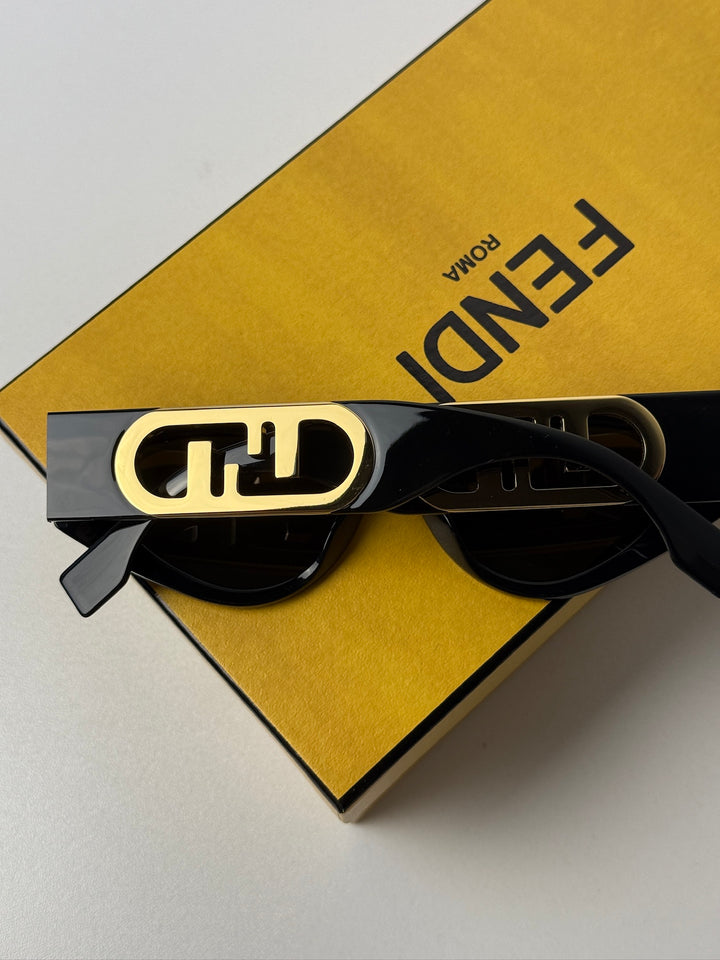 Fendi FE40049I gafas de sol negras con cierre F y ojo de gato 