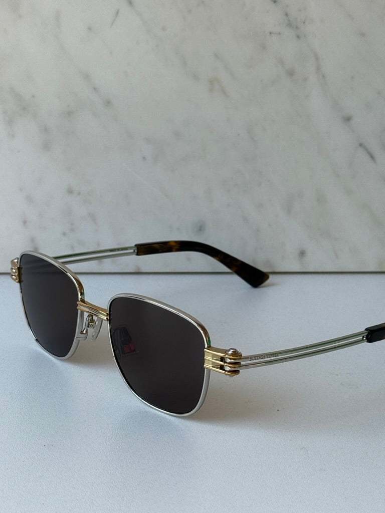 Bottega Veneta BV1012S Gafas de sol estilo aviador minimalistas con lentes rojas