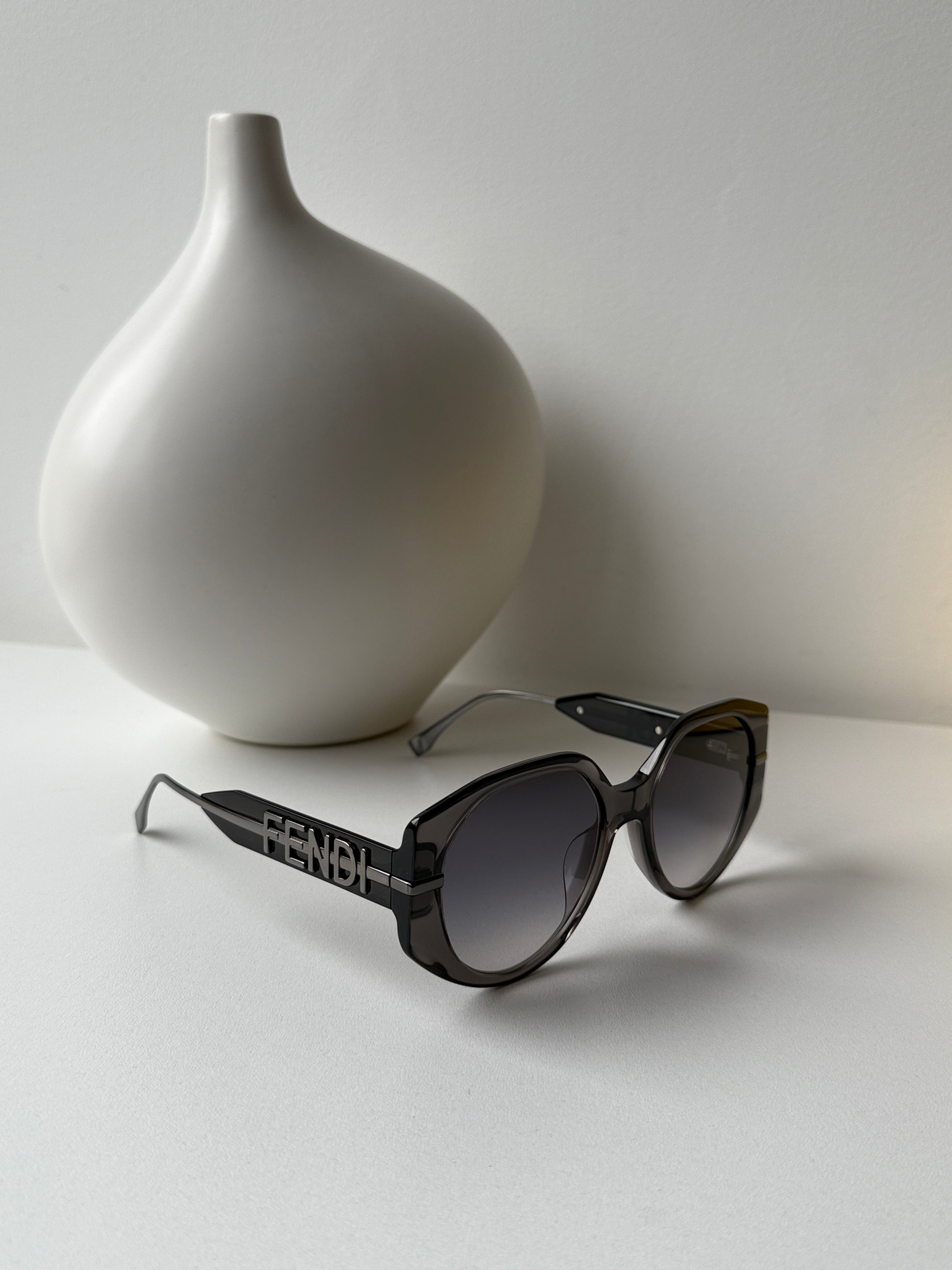 Fendi FE40083U Fendigraphy Sunglasses in Grey – Designer Daydream
