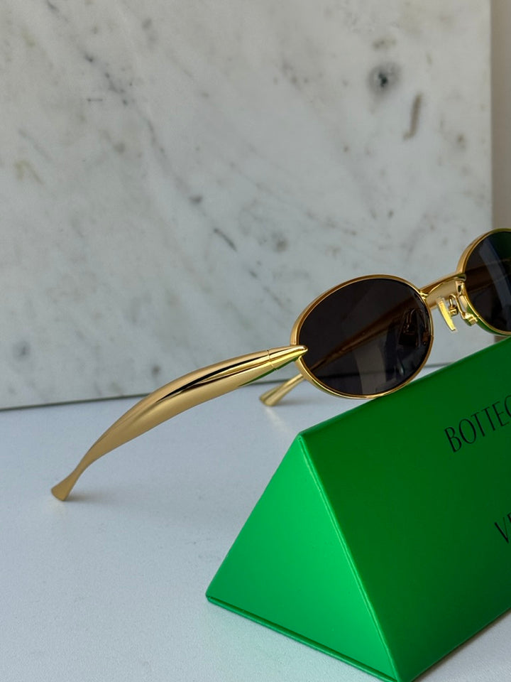 Bottega Veneta BV1012S Gafas de sol estilo aviador minimalistas con lentes rojas