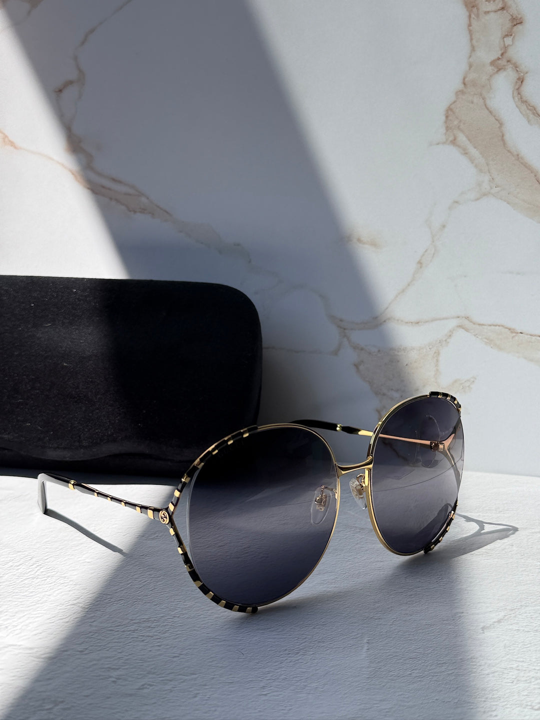 Gafas de sol redondas y recortadas de gran tamaño de 64 mm Gucci GG0595S en gris oscuro 