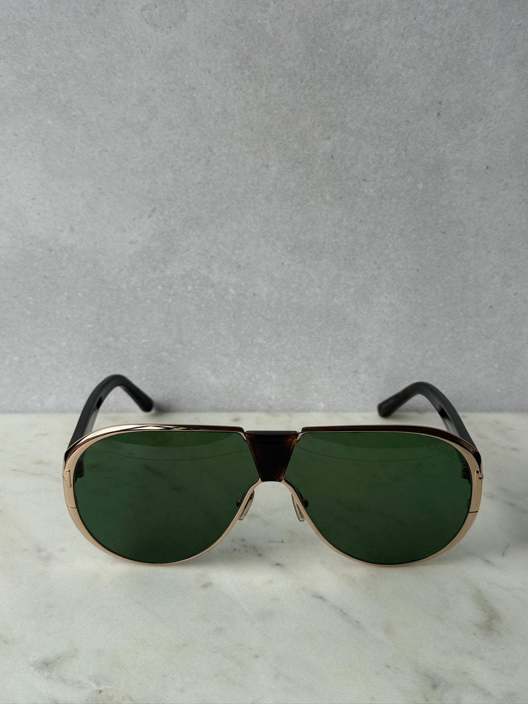 Gold aviator sunglasses with green lenses and central bridge, black temple arms, Vincenzo