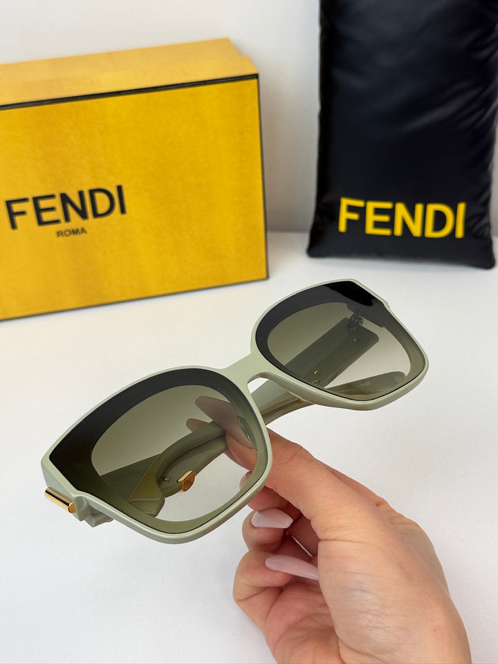 Fendi FE40049I gafas de sol negras con cierre F y ojo de gato 