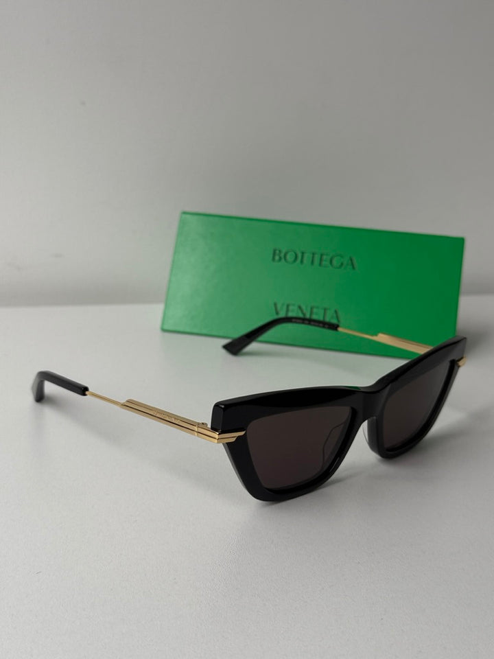 Bottega Veneta BV1012S Gafas de sol estilo aviador minimalistas con lentes rojas