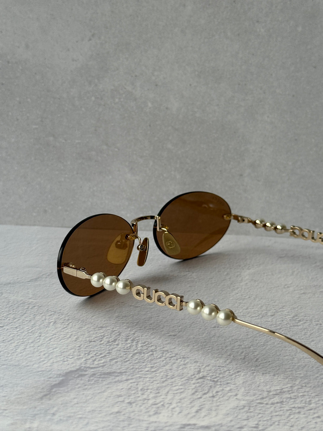 Gucci GG1257S Gafas de sol redondeadas con lentes marrones y rojos