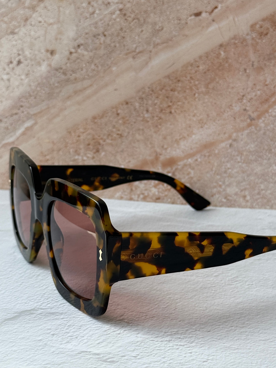 Gafas de sol cuadradas extragrandes en negro Gucci GG1111S 
