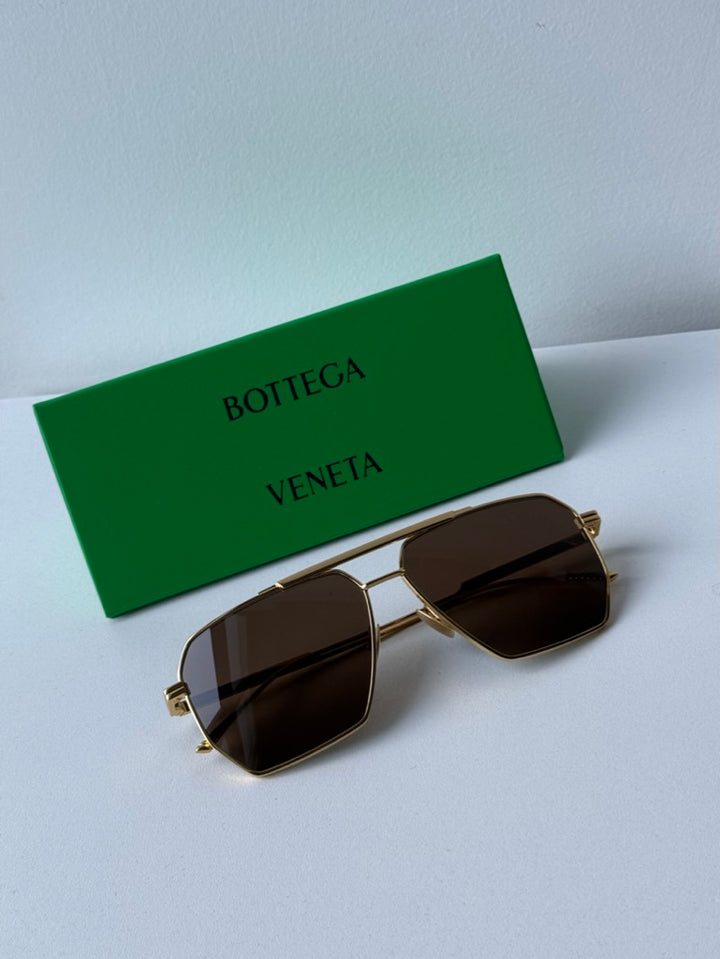 Bottega Veneta BV1012S Gafas de sol estilo aviador minimalistas con lentes marrones