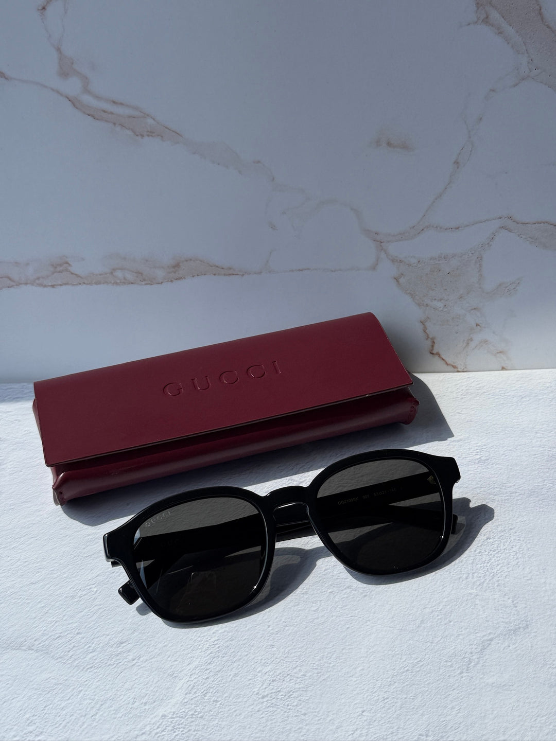Gucci GG0003SN Gafas de sol cuadradas con patas a rayas