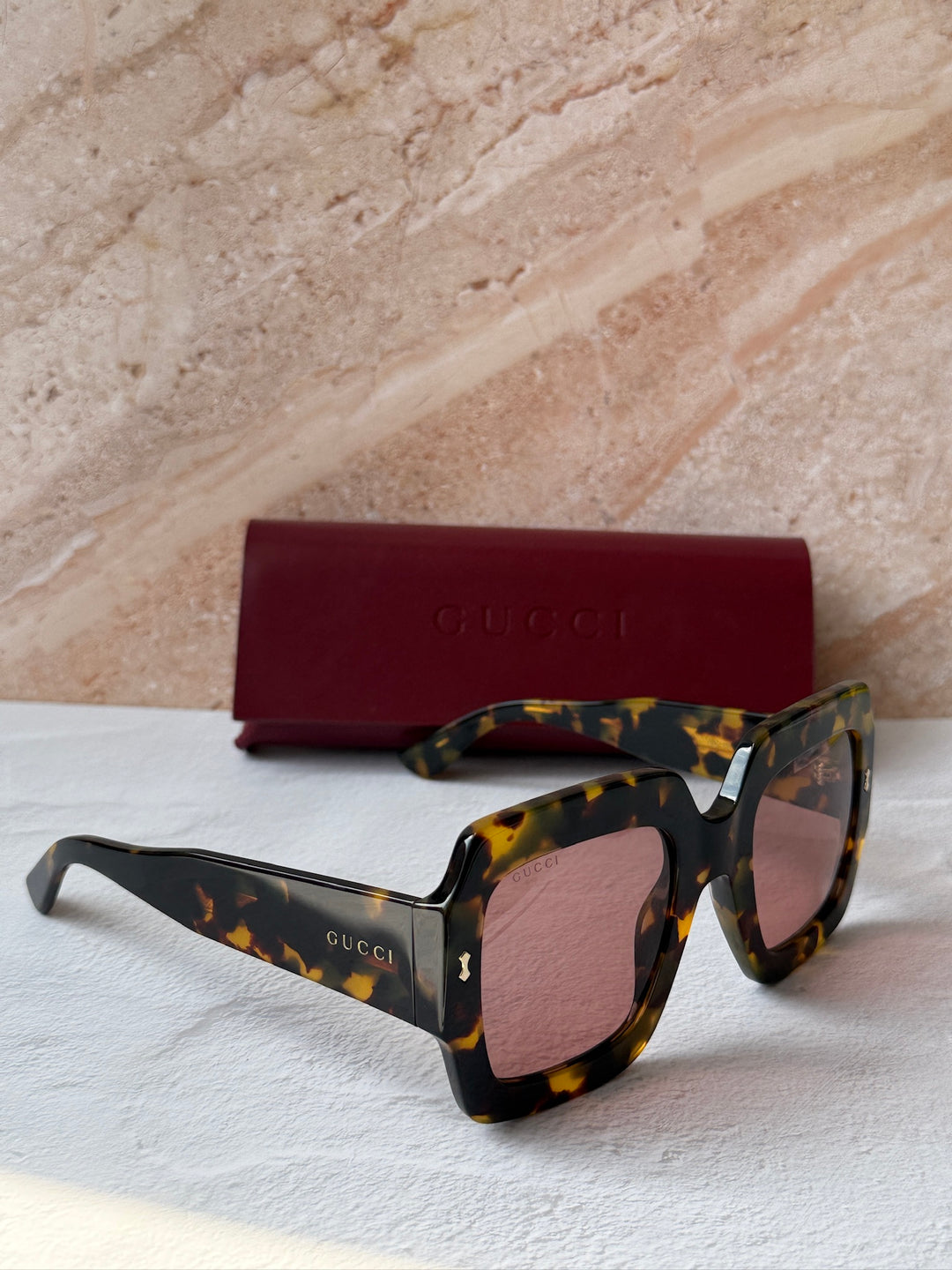 Gafas de sol cuadradas extragrandes en negro Gucci GG1111S 