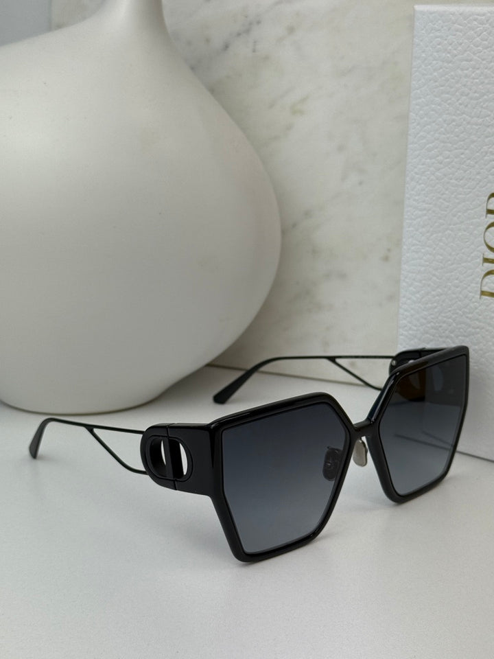 Dior 30Montaigne BU Cat Eye Square Sunglasses in Matte Black