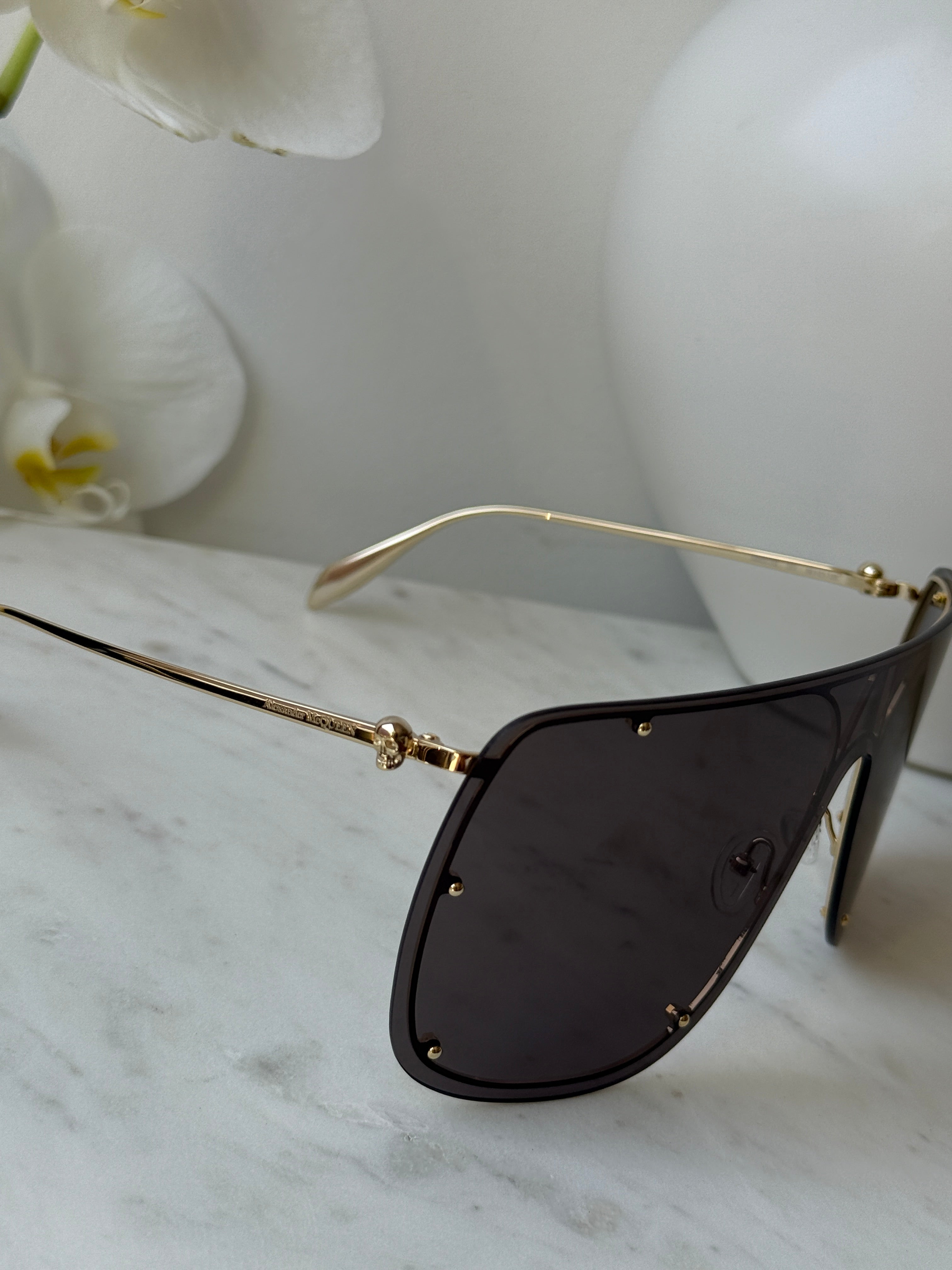 Alexander McQueen AM0313S Oversized Mask Sunglasses – Designer