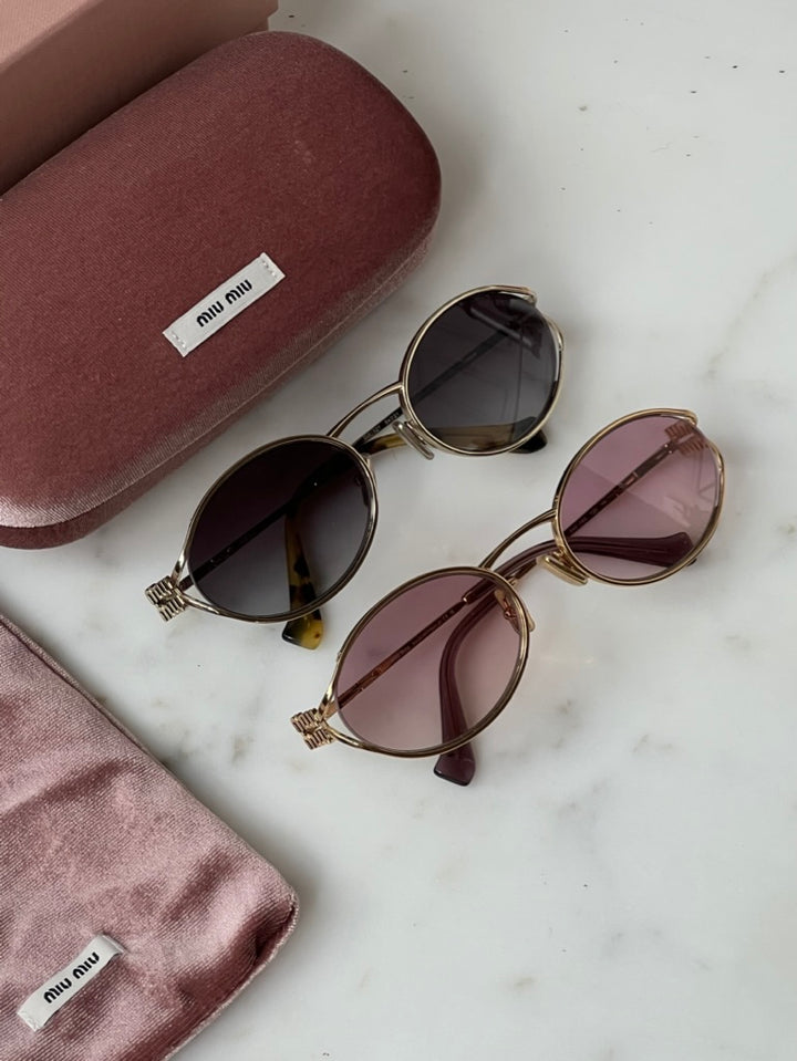 Miu Miu MU52YS Gafas de sol de metal con lentes rosas 