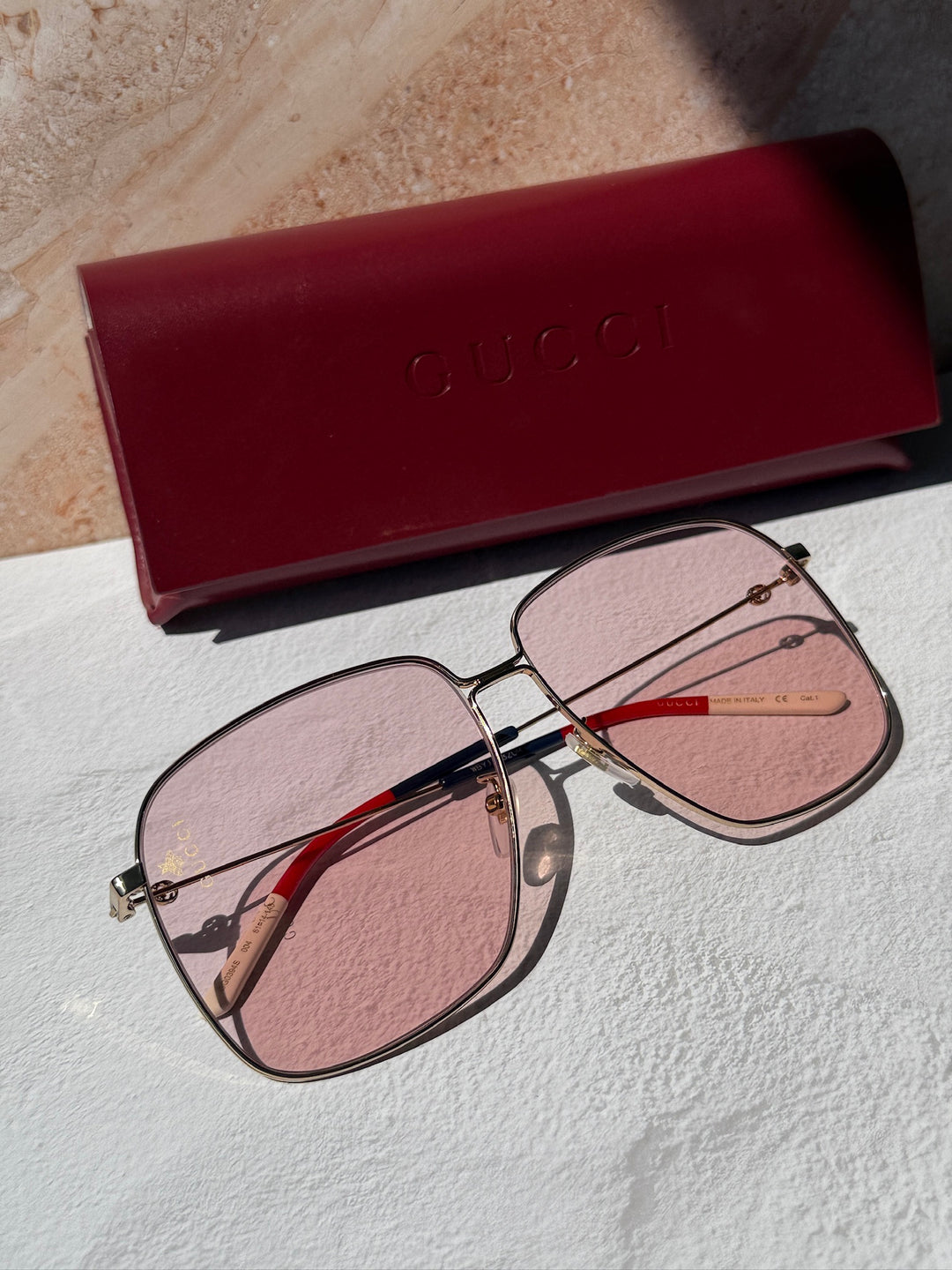 Gafas de sol rosas cuadradas extragrandes con logo de abeja 0394S de Gucci