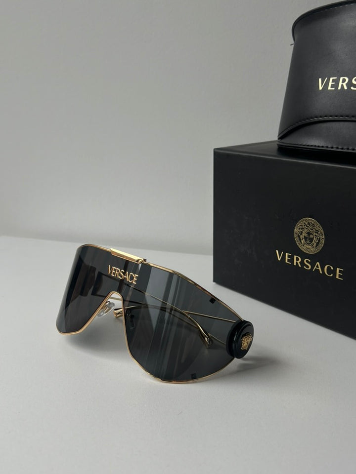 Versace Gafas de sol con escudo VE2258 en negro