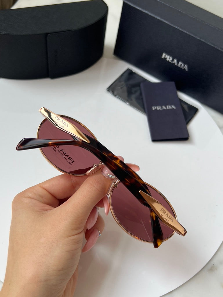 Gafas de sol Prada PR65ZS con lentes violetas 