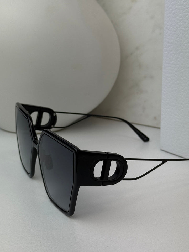 Dior 30Montaigne BU Cat Eye Square Sunglasses in Matte Black