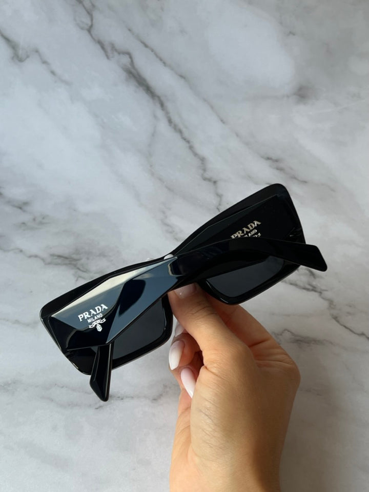 Gafas de sol estilo ojo de gato PR08YS de Prada en negro 