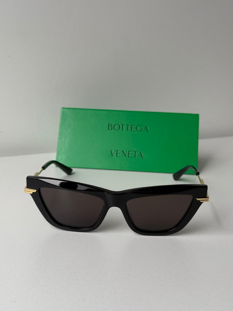 Bottega Veneta BV1012S Gafas de sol estilo aviador minimalistas con lentes rojas