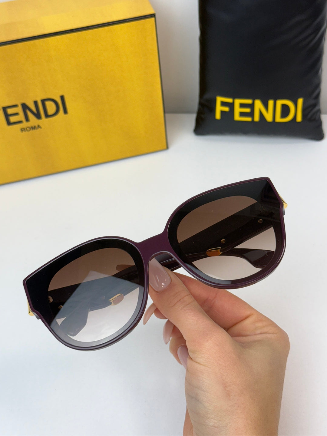 Fendi FE40049I gafas de sol negras con cierre F y ojo de gato 