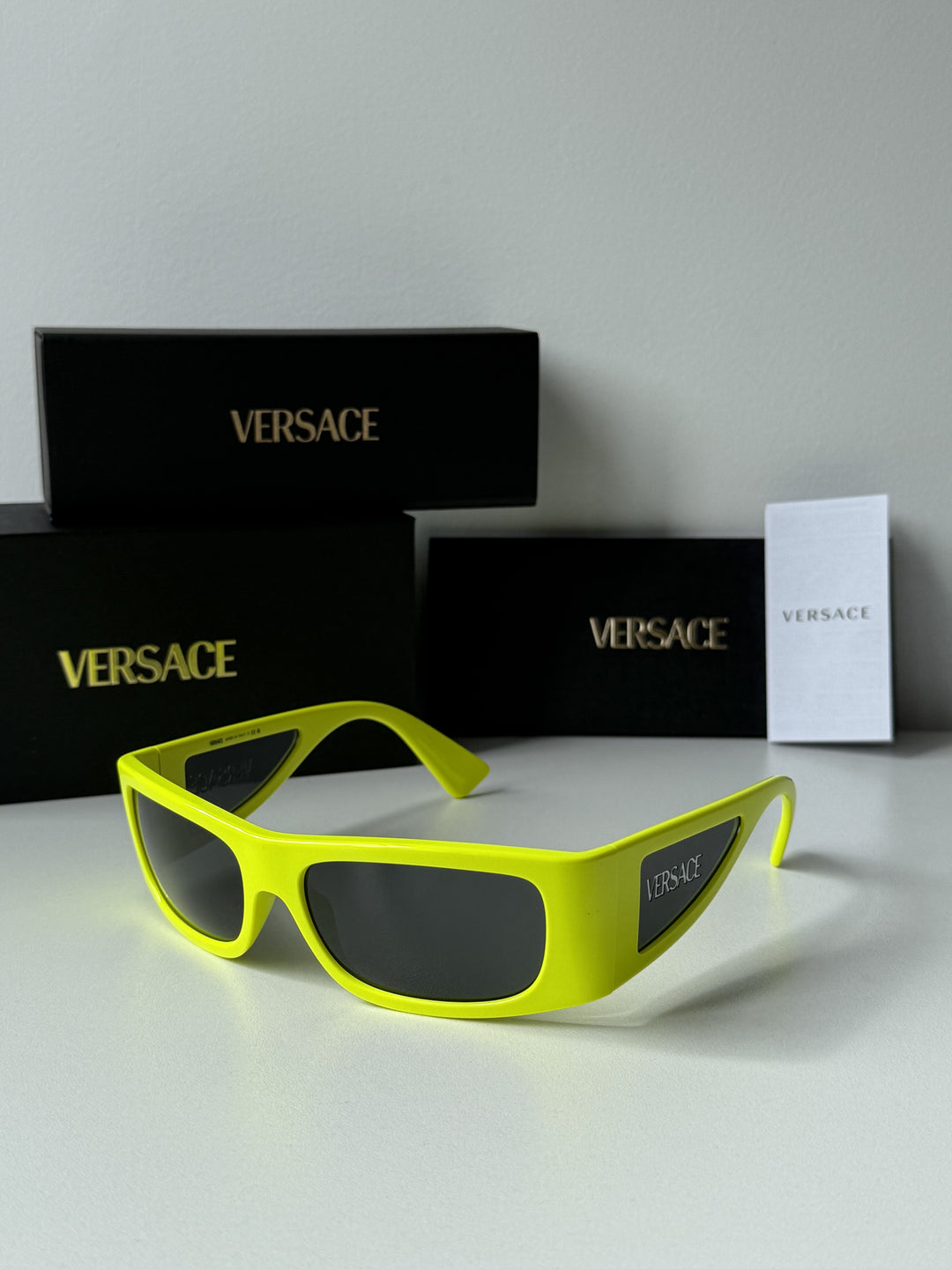 Versace Gafas de sol VE2258 Shield en espejo dorado rosa