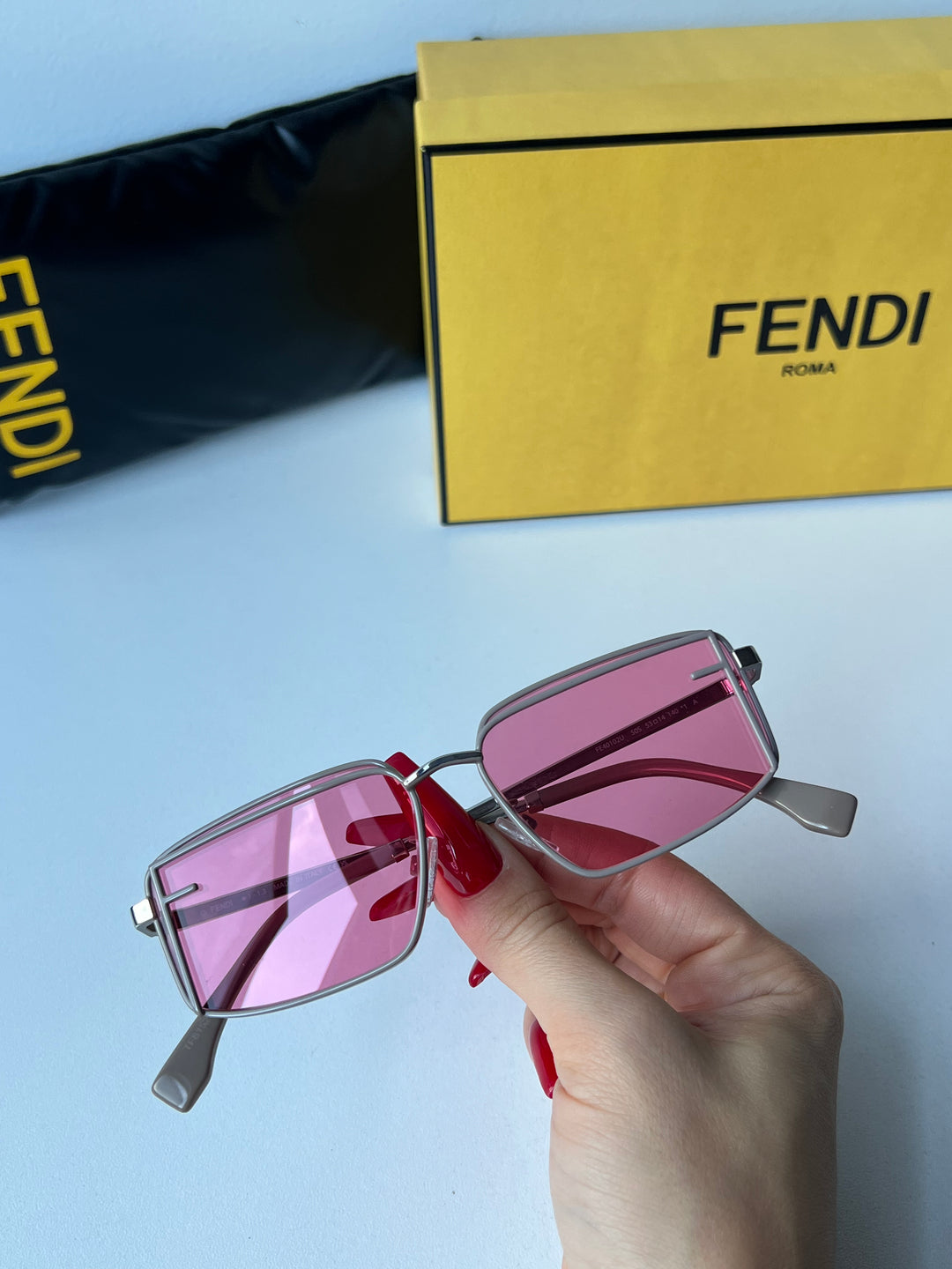 Fendi FE40040U Gafas de sol redondas negras con espejo 