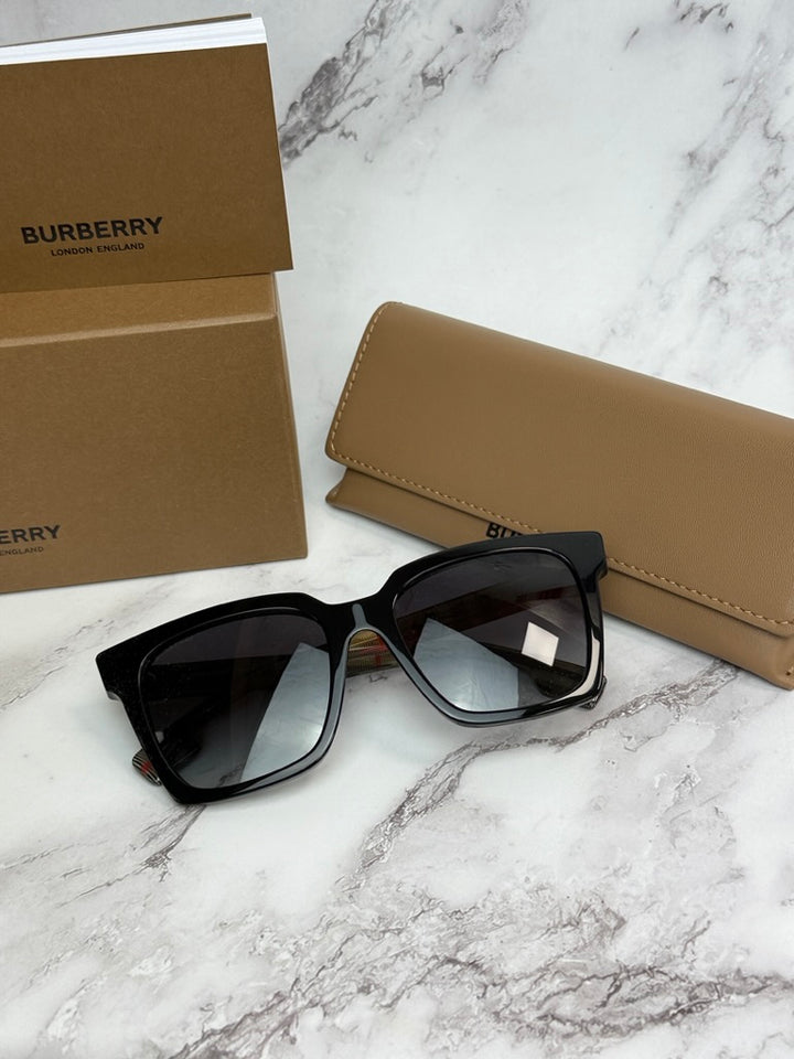 Burberry BE4335 Gafas de sol cuadradas negras con brazo a cuadros de arce