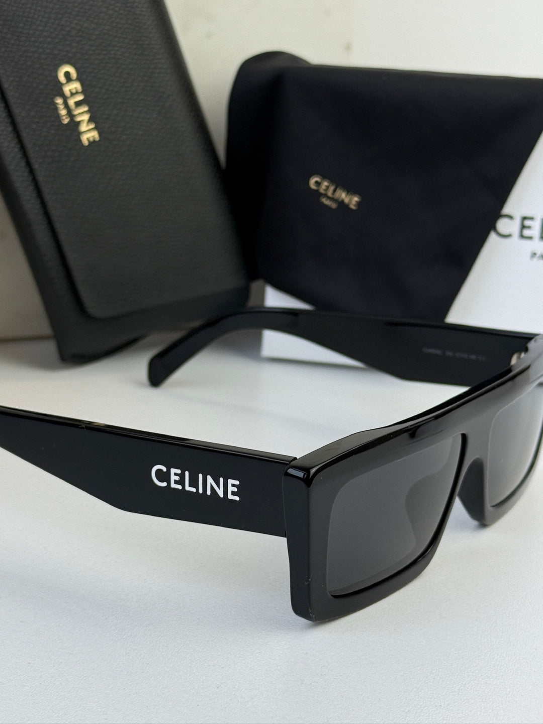 Celine CL40214U Gafas de sol negras con parte superior plana