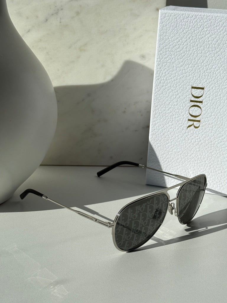 Gafas de sol Dior Essential A2U en espejo oblicuo 